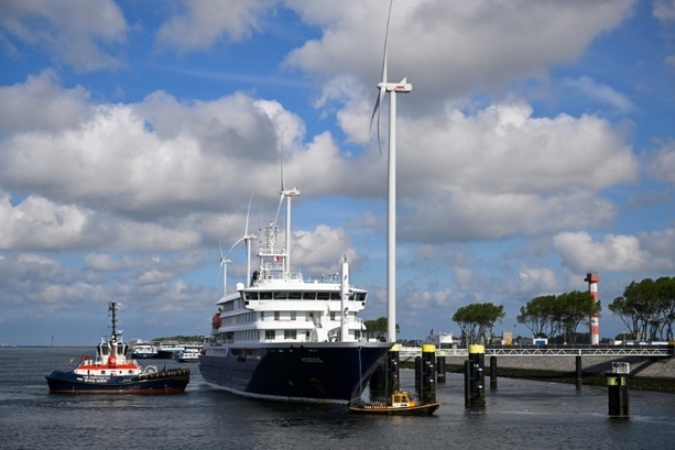 Bild vergr&ouml;&szlig;ern: Kreuzfahrtschiff Hondius nach Hantavirus-Ausbruch in Rotterdam eingetroffen