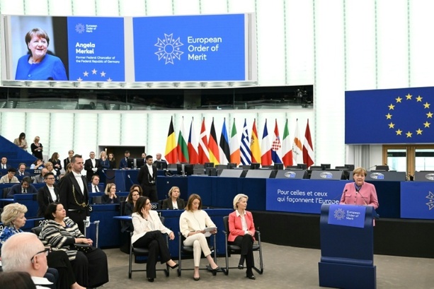 Bild vergr&ouml;&szlig;ern: Altkanzlerin Merkel ruft zu Einsatz für Frieden und Demokratie in Europa auf
