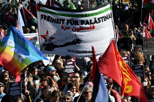 Bild vergr&ouml;&szlig;ern: Hamburger Verfassungsschutz warnt vor antisemitischer Querfront aus Extremisten