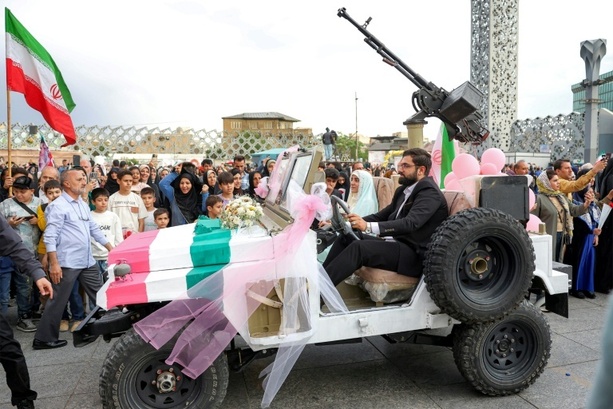 Bild vergr&ouml;&szlig;ern: Zu Selbstopferung im Iran-Krieg bereit: Massenhochzeit für Paare in Teheran