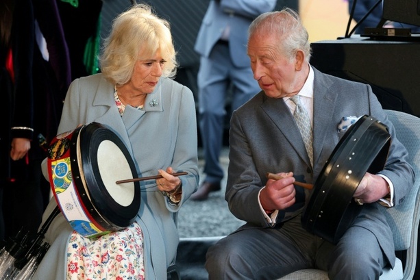Bild vergr&ouml;&szlig;ern: Britischer König Charles III. zu Besuch in Nordirland eingetroffen
