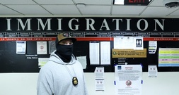 New Yorker Richter schränkt Festnahme von Migranten bei Gericht ein