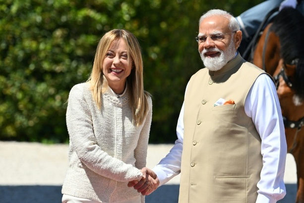 Bild vergr&ouml;&szlig;ern: Selfies und Toffees: Meloni und Modi lächeln sich durch Rom-Besuch des Inders