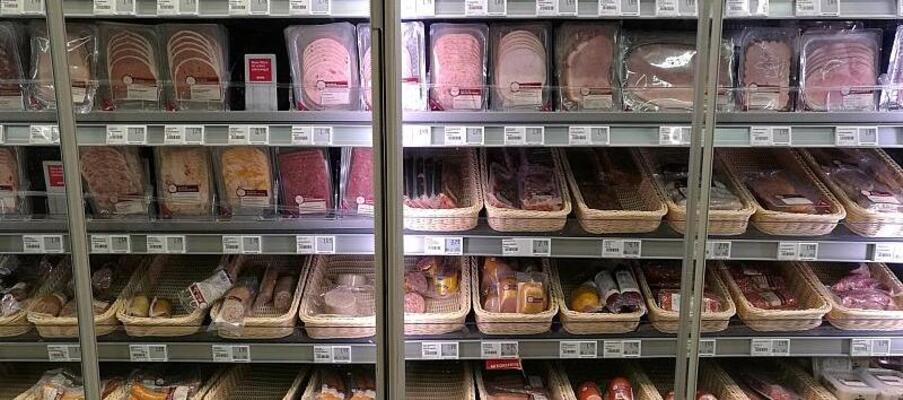Hoeneß sortiert Würstchen in Supermärkten