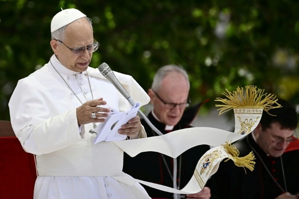 Bild vergr&ouml;&szlig;ern: Feuerland: Papst verurteilt Gleichgültigkeit gegenüber Umweltschäden in Acerra