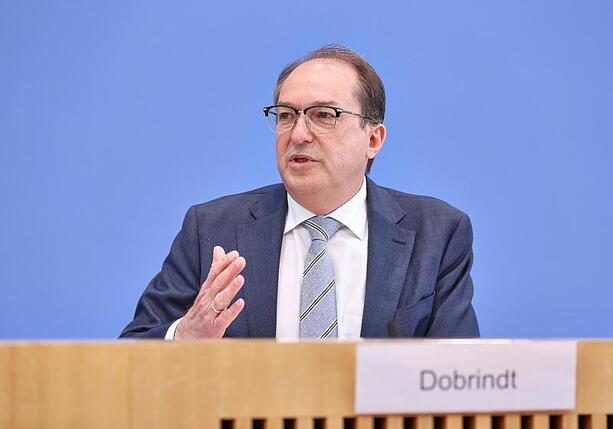 Bild vergr&ouml;&szlig;ern: Dobrindt warnt vor Einbürgerung von Antisemiten