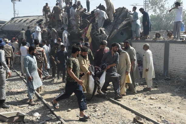 Bild vergr&ouml;&szlig;ern: Mindestens 24 Tote bei Anschlag auf Zug mit Soldaten in Pakistan