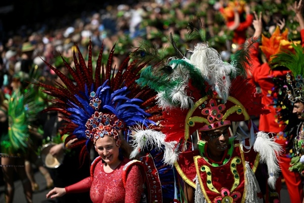 Bild vergr&ouml;&szlig;ern: Bunter Umzug zum Karneval der Kulturen in Berlin - 1500 Polizeikräfte im Einsatz