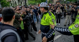 Hunderte türkische Studenten demonstrieren gegen Schließung von liberaler Uni