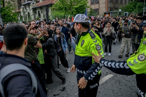 Bild vergr&ouml;&szlig;ern: Hunderte türkische Studenten demonstrieren gegen Schließung von liberaler Uni