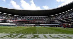 Aktivisten bringen rund um WM-Stadion in Mexiko Porträts von Verschwundenen an