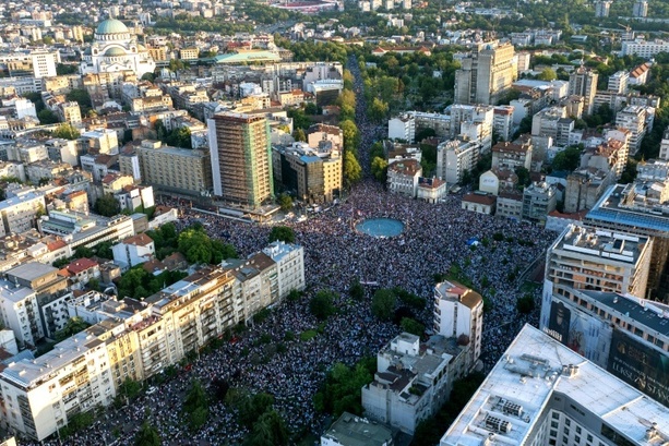Bild vergr&ouml;&szlig;ern: Massenprotest gegen Regierung in Serbien: Zehntausende demonstrieren in Belgrad