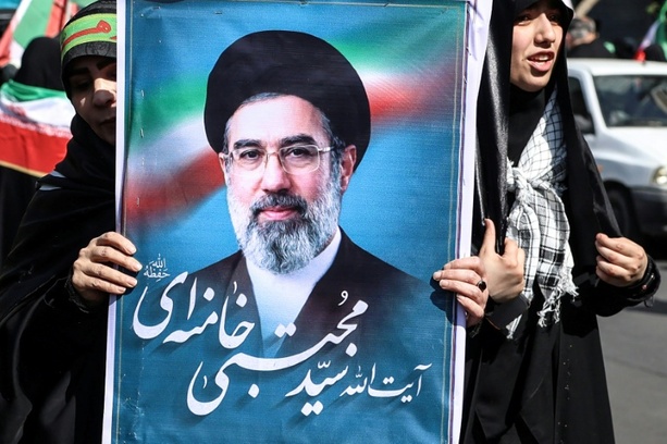 Bild vergr&ouml;&szlig;ern: Iranische Regierung: Modschtaba Chamenei wurde bei Angriffen nur oberflächlich verletzt