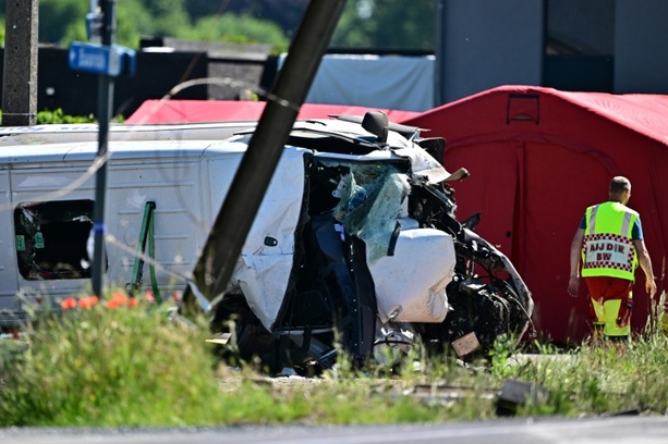 Bild vergr&ouml;&szlig;ern: Mehrere Tote bei Kollision zwischen Zug und Schulbus in Belgien