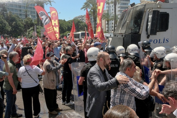 Bild vergr&ouml;&szlig;ern: Türkische Polizei setzt in Izmir Tränengas und Wasserwerfer gegen Opposition ein