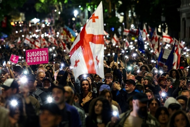 Bild vergr&ouml;&szlig;ern: Tausende Demonstranten in Georgien bei Protest gegen Regierung und für EU-Kurs