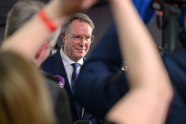 Bild vergr&ouml;&szlig;ern: Früherer Regierungschef Schweitzer neuer kommissarischer SPD-Chef in Rheinland-Pfalz