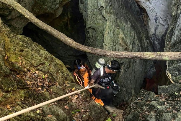 Bild vergr&ouml;&szlig;ern: Retter: Fünf Vermisste in Höhle in Laos lebend gefunden