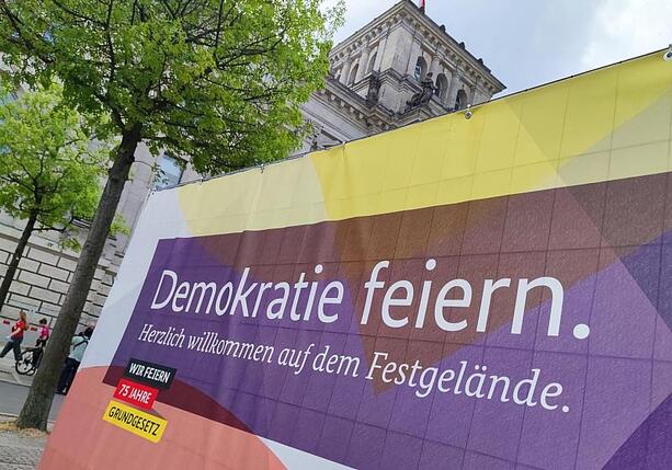 Bild vergr&ouml;&szlig;ern: NRW kritisiert Kürzungen bei Demokratieprogramm