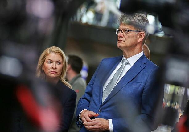 Bild vergr&ouml;&szlig;ern: Schnieder erhöht Druck auf Bahn-Chefin Palla