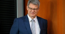 Verlängerung des Tankrabatts: Verkehrsminister Schnieder warnt vor hohen Kosten