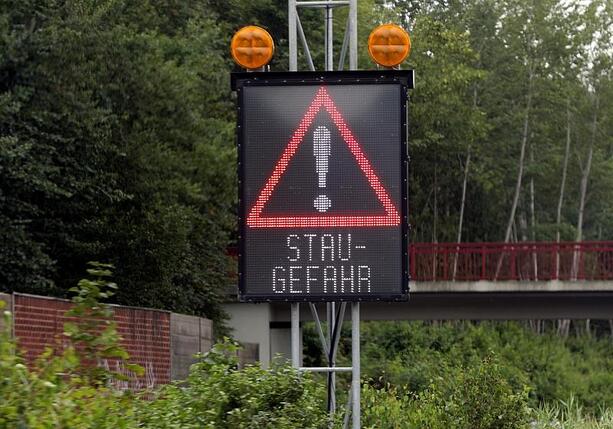 Bild vergr&ouml;&szlig;ern: NRW-Pendler stehen pro Woche bis zu drei Stunden im Stau