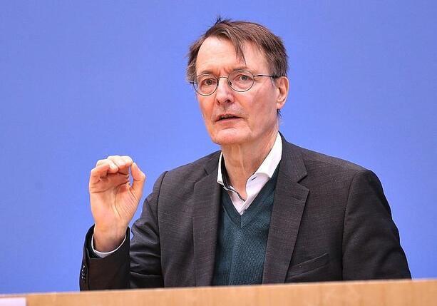 Bild vergr&ouml;&szlig;ern: Lauterbach will weitere Ebola-Patienten aus USA aufnehmen