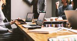 Hybrides Arbeiten 2026: Zwischen grenzenloser Freiheit und digitaler Festung
