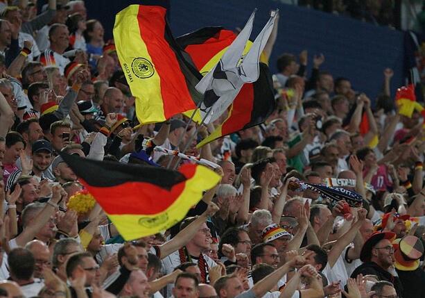 Bild vergr&ouml;&szlig;ern: Weimer: Fußballtrikots sollten bezahlbar sein