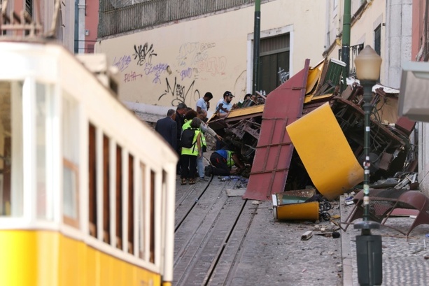 Bild vergr&ouml;&szlig;ern: Weitere Durchsuchungen zu tödlichem Standseilbahn-Unglück in Lissabon
