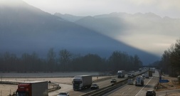 Lkw-Bremsbelag durchschlägt Scheibe von Sportwagen - Fahrer schwer verletzt