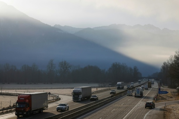 Bild vergr&ouml;&szlig;ern: Lkw-Bremsbelag durchschlägt Scheibe von Sportwagen - Fahrer schwer verletzt