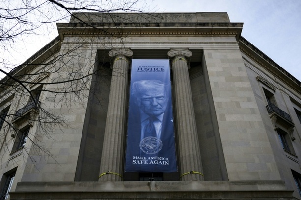 Bild vergr&ouml;&szlig;ern: US-Richterin blockiert Milliardenfonds für Trump-Anhänger