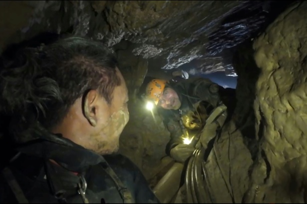 Bild vergr&ouml;&szlig;ern: Retter: Erster von sieben in Höhle Eingeschlossenen in Laos befreit