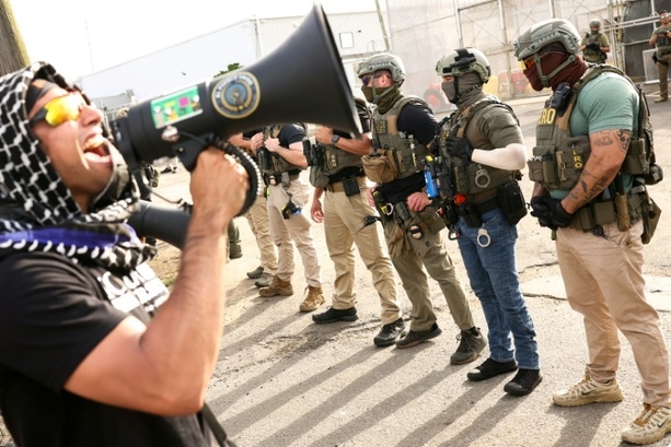 Bild vergr&ouml;&szlig;ern: USA: Festnahmen nach Protesten vor Abschiebezentrum