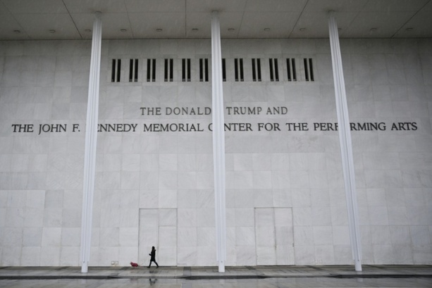 Bild vergr&ouml;&szlig;ern: Richter: Trumps Name muss von Kennedy Center weichen - Präsident wirft wütend hin