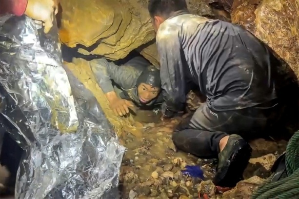 Bild vergr&ouml;&szlig;ern: Nach zehn Tagen: Vier weitere Männer aus überschwemmter Höhle in Laos gerettet