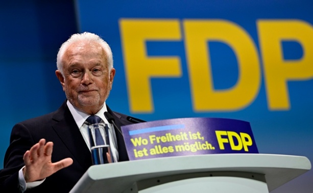 Bild vergr&ouml;&szlig;ern: Kubicki in Kampfabstimmung gegen Strack-Zimmermann zum FDP-Chef gewählt