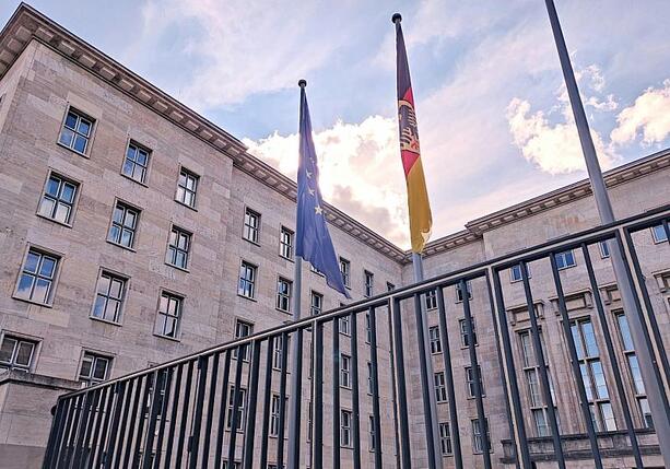 Bild vergr&ouml;&szlig;ern: Regierung verfehlt Ziele beim Infrastruktur-Sondervermögen