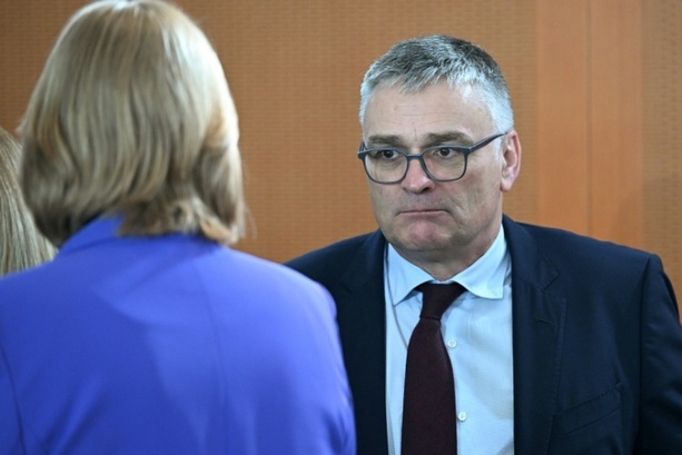 Bild vergr&ouml;&szlig;ern: Streit um Bafög-Reform: Merz sieht Erhöhung unter Finanzierungsvorbehalt
