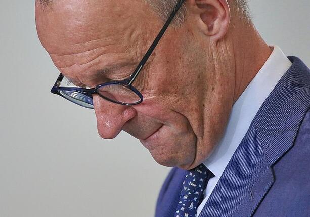 Bild vergr&ouml;&szlig;ern: Merz besucht Angehörige von Walter Lübcke