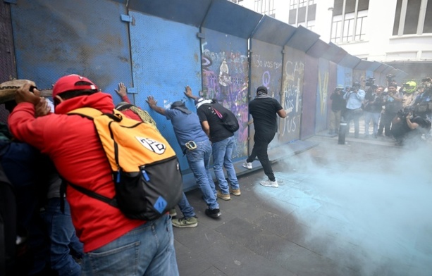 Bild vergr&ouml;&szlig;ern: Zehn Tage vor der WM: Mexikos Polizei setzt Tränengas gegen Demonstranten ein