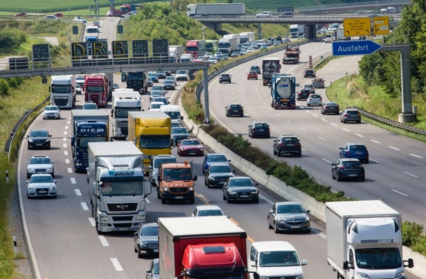 Bild vergr&ouml;&szlig;ern: Verkehrsminister Schnieder startet Stellplatz-Informationsdienst für Lkw-Fahrer