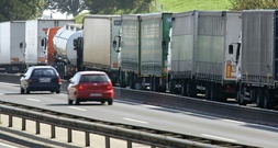 Überfüllte Rastanlagen: Digitaler Informationsdienst zeigt freie Lkw-Parkplätze