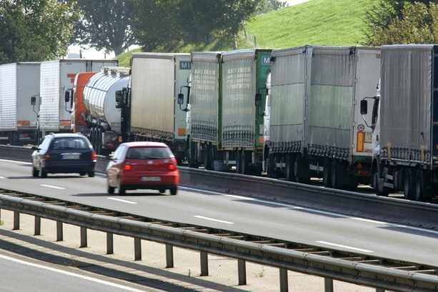 Bild vergr&ouml;&szlig;ern: Überfüllte Rastanlagen: Digitaler Informationsdienst zeigt freie Lkw-Parkplätze