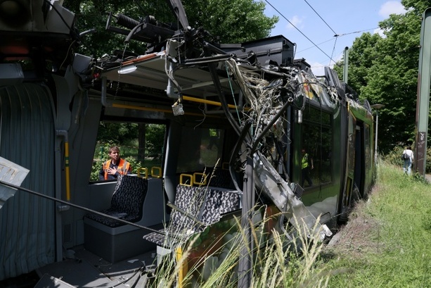 Bild vergr&ouml;&szlig;ern: Tram entgleist: 20 Verletzte bei Straßenbahnunfall in Berlin