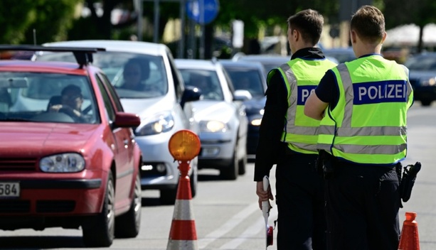 Bild vergr&ouml;&szlig;ern: SPERRFRIST MITTWOCH 00.01 UHR: Trotz Kontrollen: Bundespolizei erwartet an Grenzen kaum Urlaubsstaus