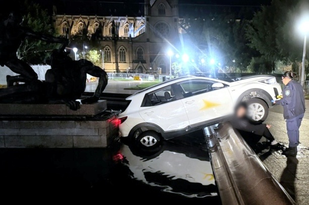 Bild vergr&ouml;&szlig;ern: 21-Jähriger in Sydney fährt in Brunnen - und isst sein Fast Food weiter