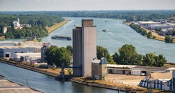 Rheinschleuse gerammt: Eigner und Steuerfrau müssen 1,7 Millionen Euro zahlen