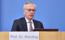 Wirtschaftsweiser warnt vor hohen Pflegekosten für Kinder